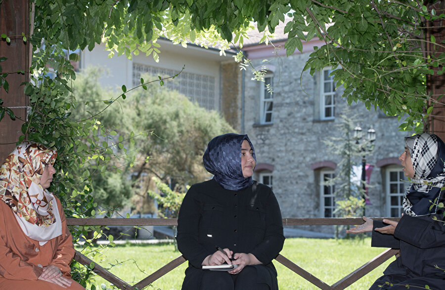 Başlangıçta ne olursa olsun kabulümüz niyetiyle başladık. Zira bu bizim tek çıkış yolumuzdu. Dört elle sarıldık.