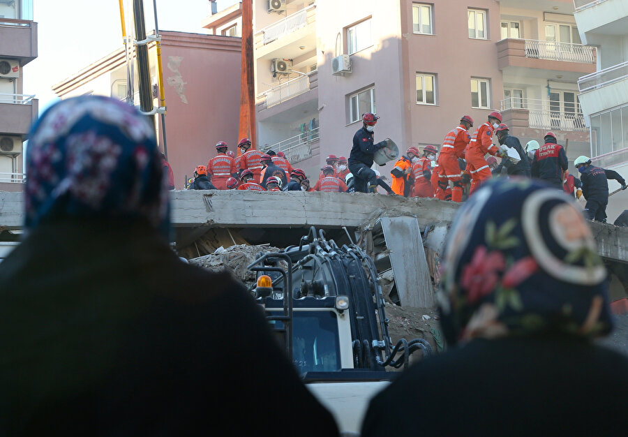 İzmir'deki depremin ardından arama kurtarma ekipleri, Bayraklı ilçesindeki Yılmaz Erbek apartmanı enkazında arama kurtarma faaliyetleri sabah saatlerinde de sürdürüyor