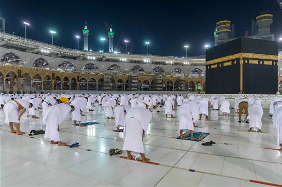 Suudi Arabistan yurt dışından ilk umre ziyaretçilerini bugün kabul edecek.