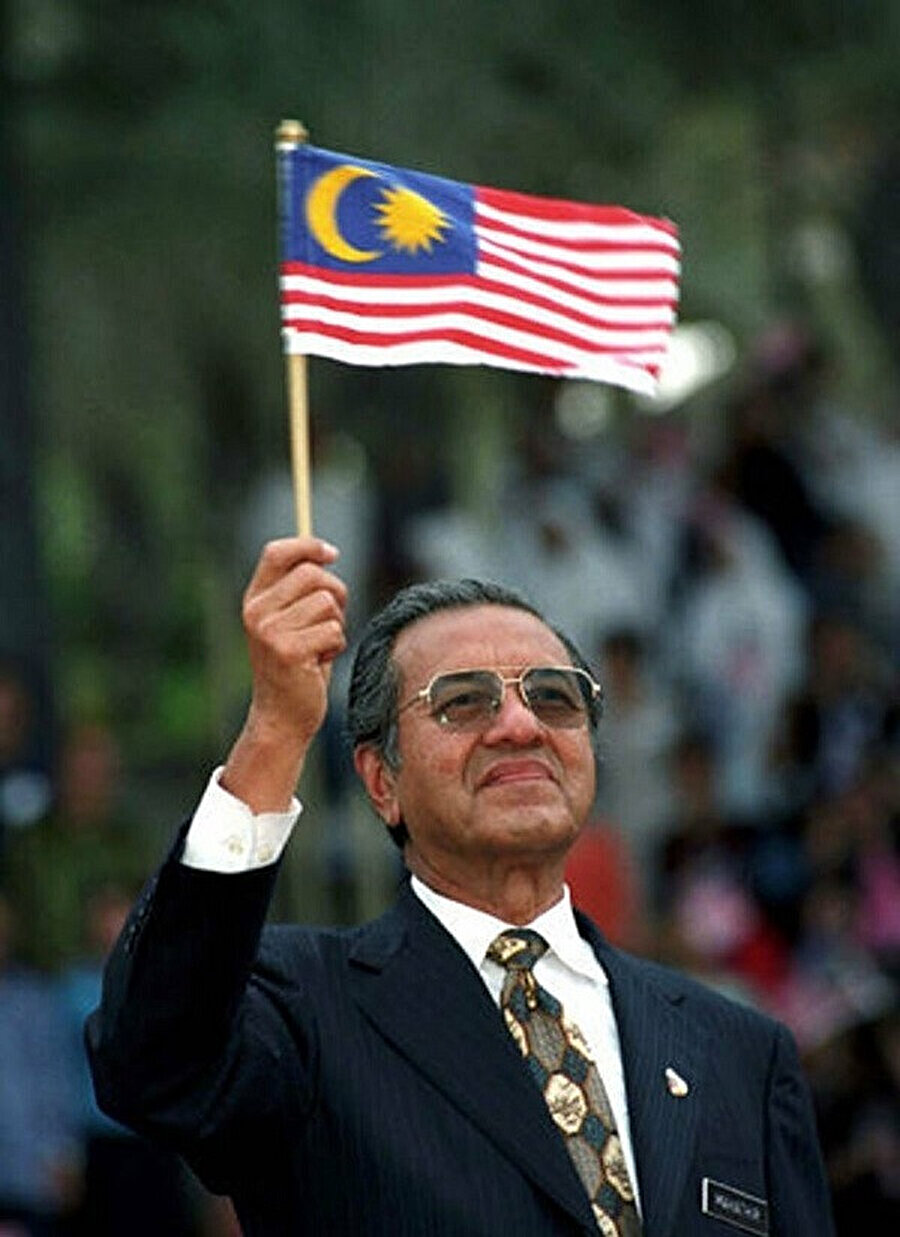 Mahathir Muhammed, 22 yıllık başbakanlık serüveninin ardından, 31 Ekim 2003’te istifa etti.