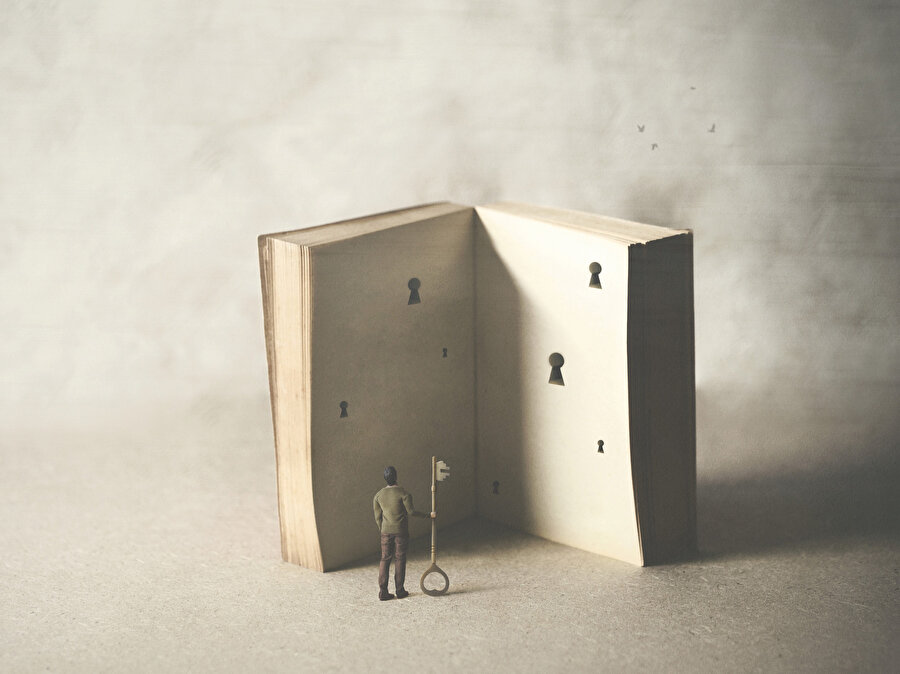 Sıfırın, saatin, optiğin kâşiflerinin, en az 2500 yıl evvel, Çin işgalindeki Doğu Türkistan’ımızın Turfan şehrinde ‘kariz / kehriz’ adlı sızma ve buharlaşmayı engelleyen sistemi kurarak, 5 bin km sulama kanalı döşeyip çölü ihya ederek cennete çevirenlerin çocukları, bugün başkasının usûlleriyle nesil eğitmeye kalkıyorsa, bu işte ters giden bir şey yok, her şey ters demektir.