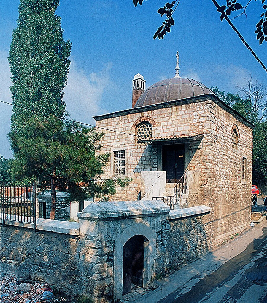 Türkiye'deki eğitim sistemi de, kültür, sanat ve medya dünyası da sömürgeci bir zihniyetin ürünü olduğu için birinci sınıf öncüler yetiştirememiştir