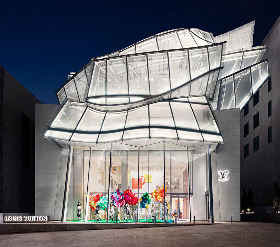 Gece aydınlatmasıyla Louis Vuitton Maison Seoul.