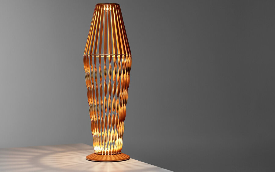 Atelier Oi tarafından tasarlanan Spiral Lamp, mağazanın dekorları arasında yer alıyor.