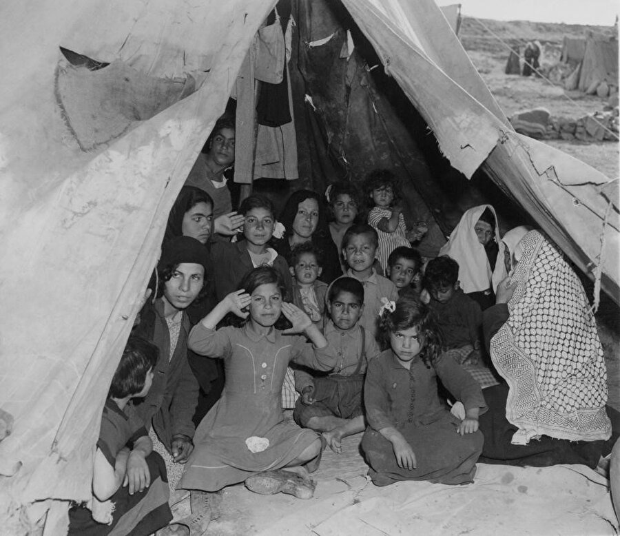 Yurtlarından edilen Filistinliler, Ürdün'deki mülteci kamplarında.