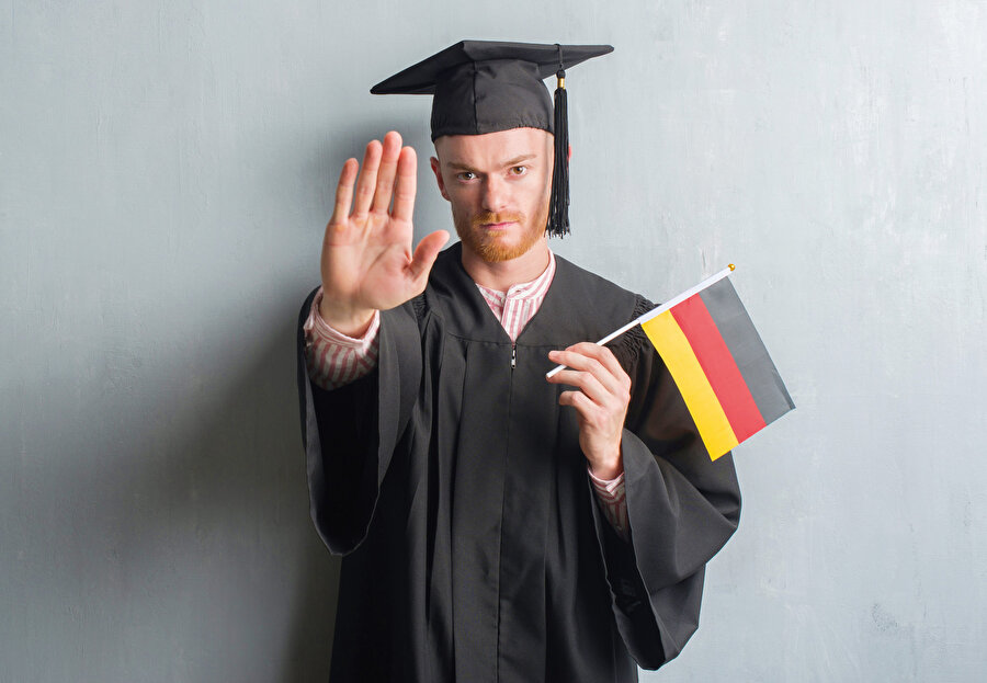 Bu kadar çok okuma-yazma bilmeyen vatandaşı ve bu kadar az üniversite öğrencisine rağmen Almanya, teknoloji ve sanayide dünyanın önde gelen ülkelerden biri olma özelliğini yine aynı eğitim sistemiyle sağlıyor. Zorunlu eğitimin erken döneminde öğrencileri istidatlarına göre meslek eğitimine yönlendiren Alman sistemi, üniversite ayrıcalığını ise sadece ‘hak eden’ bir azınlığa sunuyor.