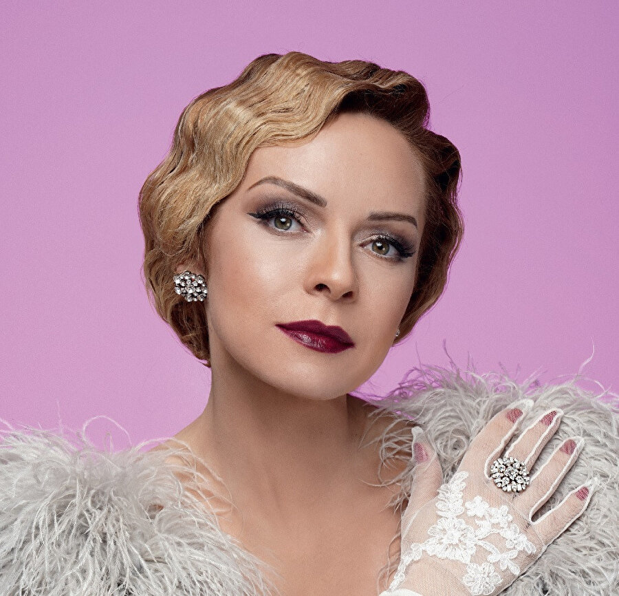 Elif Özel Bağcı, müzik hayatına piyano çalarak başladı.