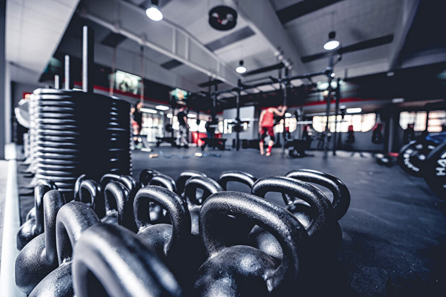 Mahallesindeki spor salonundan rahatsız olan Ahmet Acar, “Spor yapmak sadece bir yere gidip ağırlık kaldırmakla oluyorsa diğer insanlar neden bu kadar sağlıklı? Beynini geliştirmek istemeyen ya da bunu beceremeyen kişiler, geliştirecek en kolay yer olarak vücutlarını görüyorlar. Benim spor salonlarına gidenlerde gözlemlediğim bu. Pek de genellemek istemiyorum ama böyle.”