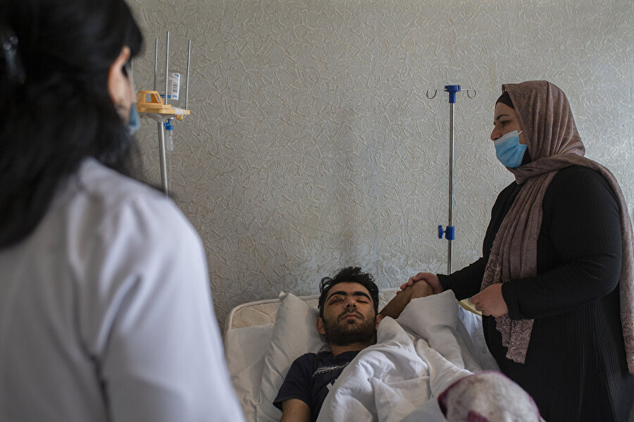 Azerbaycan'ın Berde kentine düzenlediği saldırıda bomba parçalarının isabet etmesi sonucu sağ gözünü kaybeden 17 yaşındaki Muharrem Muratlı.