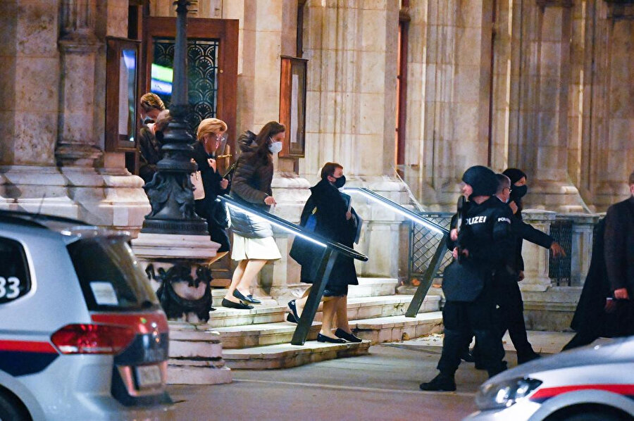Saldırı sonrası Viyana sokaklarında alınan önlemler.