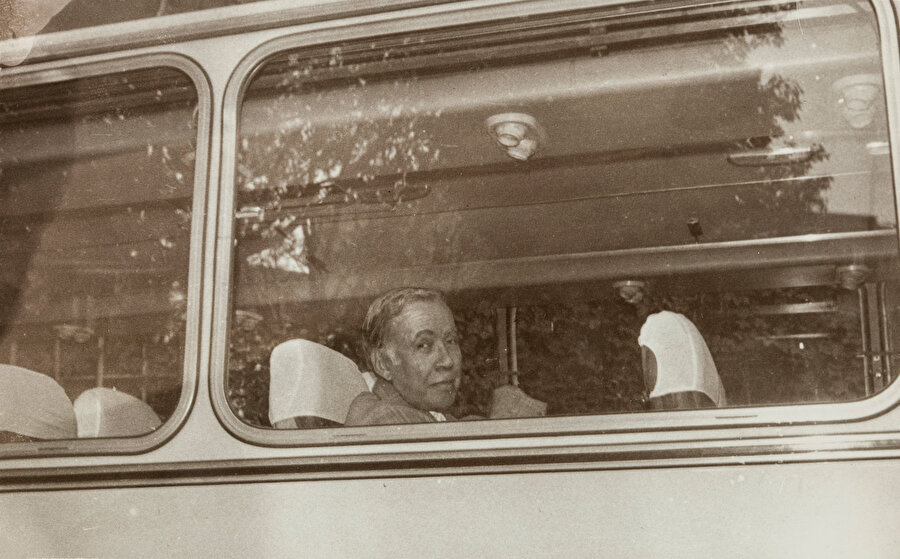 Behçet Necatigil, bir otobüs seferinde, 1974. 