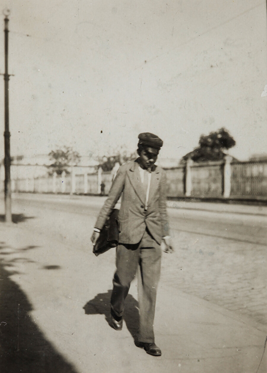 Behçet Necatigil, Beşiktaş-Ortaköy yolunun boş olduğu yıllarda, okuldan dönerken, 27 Mayıs 1933. 
