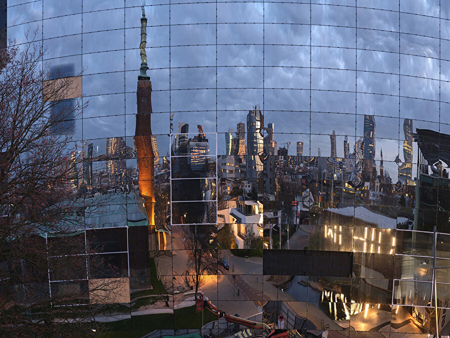Aynalı cephe kaplaması, Rotterdam manzarasını yansıtıyor.