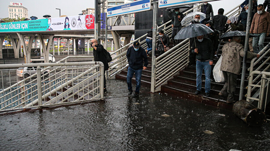 İstanbul Cevizlibağ'da sağanak yağış etkili olurken- Arşiv