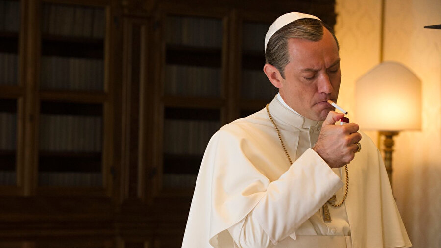 Sorrentino'nun ciddi beğeni toplayan pek çok uzun metraj filminin ardından çıkardığı mini dizisi The Young Pope İtalya'da ilk bölüm reytinglerinde Breaking Bad ve Game of Thrones gibi reyting devlerini sollayarak büyük yankı uyandırdı.