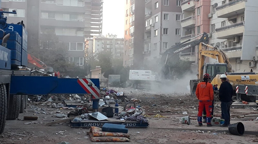 Depremin ardından yıkılan bina enkazı
