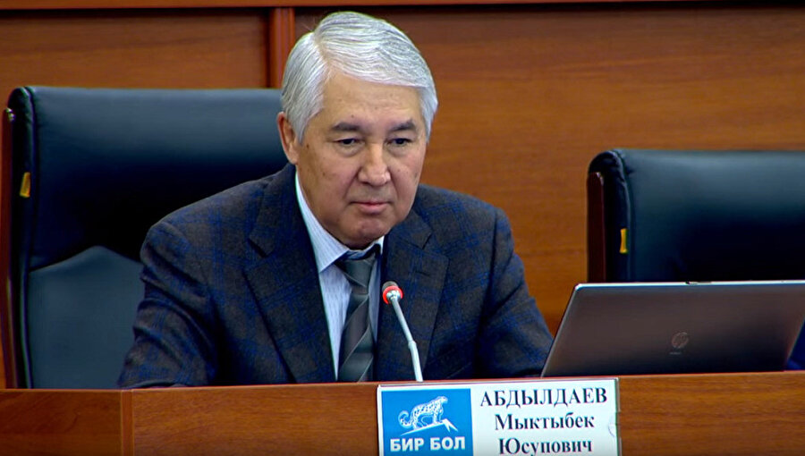 Meclis başkanlığı görevine Bir Bol Partisi Milletvekili Mıktıbek Abdıldayev.