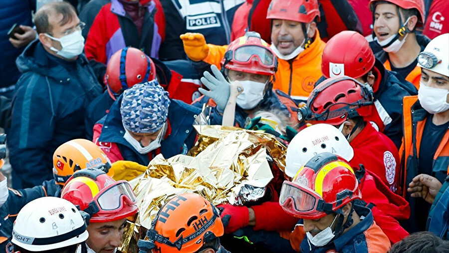 Elif Perinçek'in enkazdan kurtarılma anı