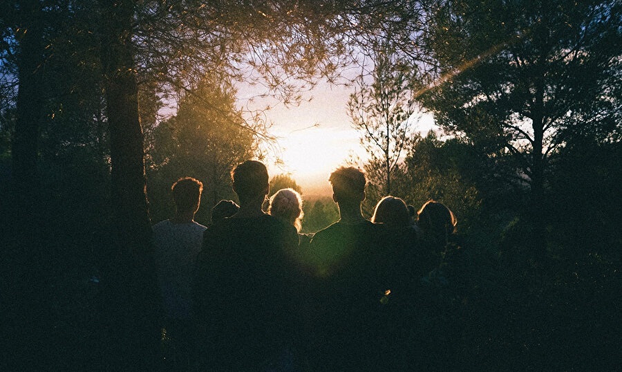 Ancak kendinden mahrum olan ötekine mecbur olur.