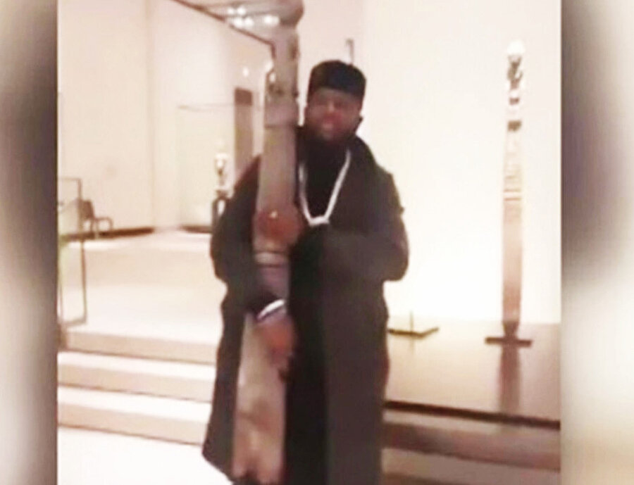 Afrikalı bir aktivist, Paris’te bulunan Louvre Müzesi'nde ilginç bir eylem yaptı. Müzede sergilenen ahşap heykeli yerinden söktü.