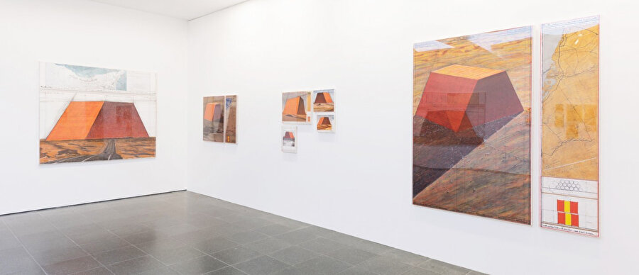 Christo ve Jeanne-Claude: Bariller ve The London Mastaba, Enstalasyon Görünümü, Serpentine Galerisi, Londra, 19 Haziran - 9 Eylül 2018.