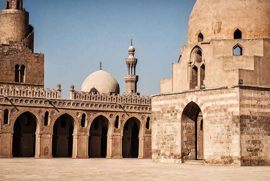 İbn Tulun Camii, Ahmed b. Tulun'un inşa ettirdiği Katâi şehrinin gözdesiydi.