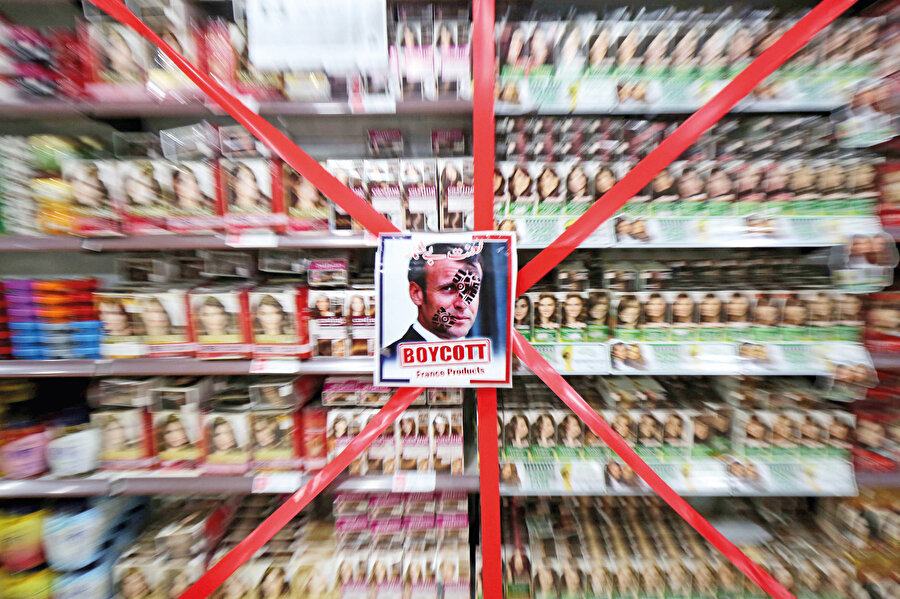 Fransa, 2019’da İslam ülkelerine yaklaşık 45,8 milyar dolarlık ihracat yaparken bu ülkelerden 58 milyar dolarlık ithalat gerçekleştirdi. İslam ülkeleri, bu dönemde Fransa'dan yoğunlukla makine, gaz tribünü, havacılık ürünleri, kazan, motorlu taşıt parçaları, araba, traktör, demir ve çelik ürünleri, elektrikli ve elektronik ekipman ile ilaç satın aldı. Fransa da İslam ülkelerinden ham petrol, doğal gaz, mineral yağlar, motorlu taşıt, otomobil parçası, uydu alıcı, elektik ısıtıcı, kablo, giyim, meyve, sebze, kuru yemiş gibi ürünleri ithal etti.