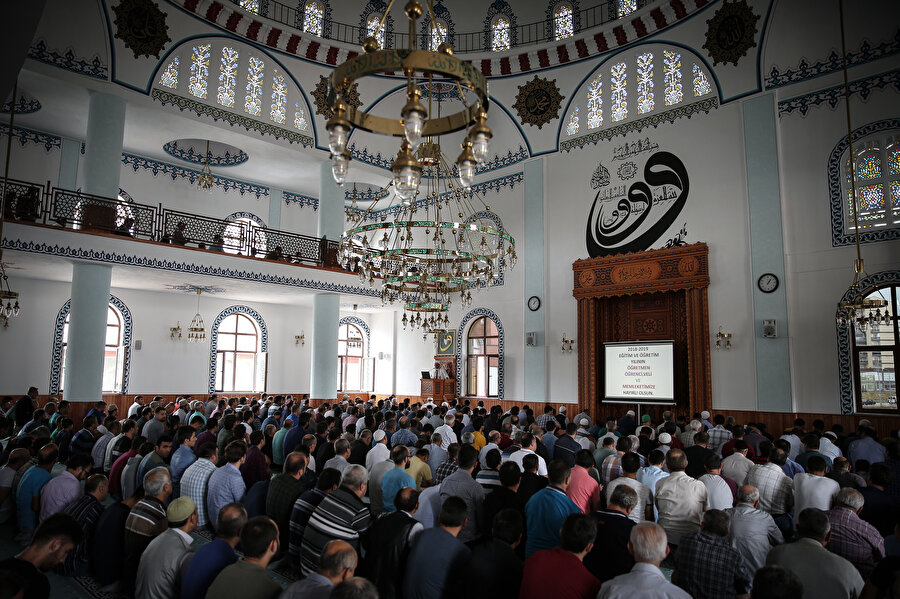 İlahiyatçılar için müthiş bereket ayı ramazan. Sabahtan akşama din konuşuluyor. Herkes konuşuyor, anlatıyor. Tüketiyoruz işte.