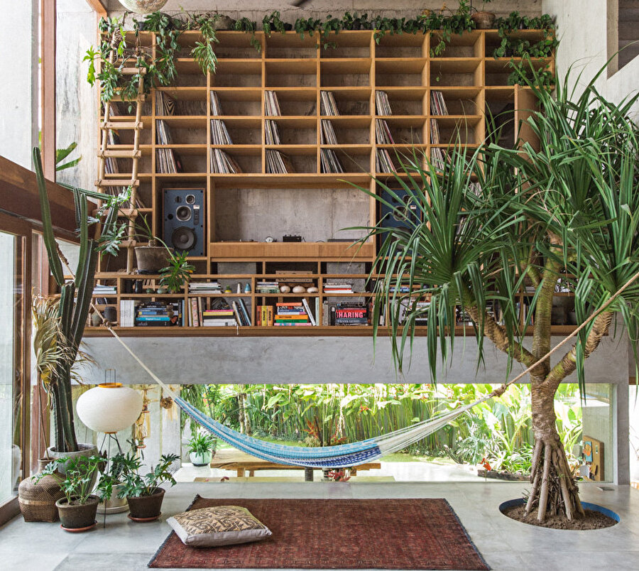 Konutun merkezinde yer alan ana oturma alanı.