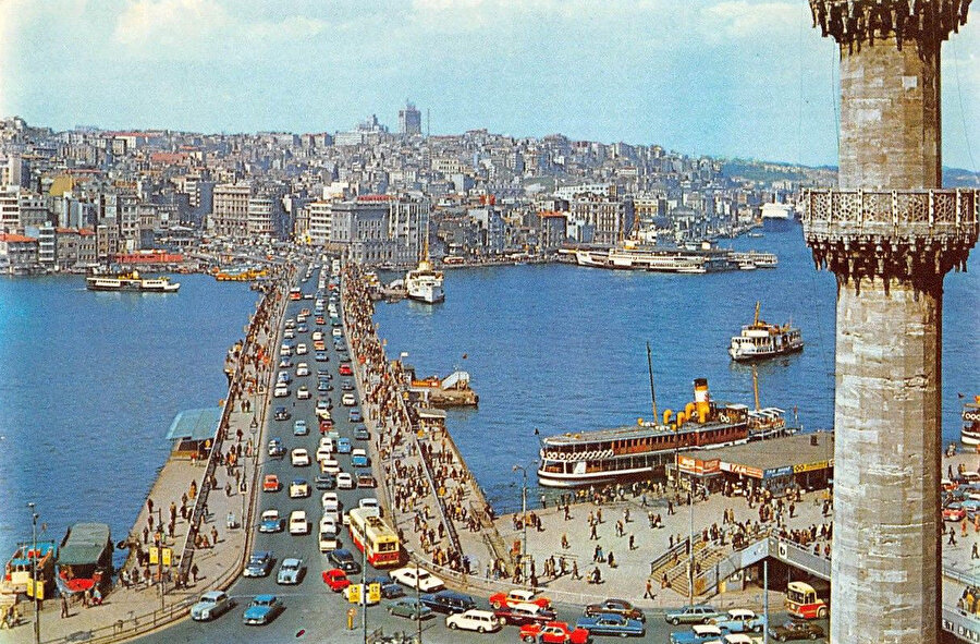 İstanbul, zamanın azizliğine yenik düşmüş, kentsel dönüşümlerle ruhunu yitirmeye başlamış bir şehir.