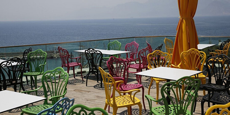 Etrafa bakıyorum. bir kadın kafeye giriyor. Bu kadını tanıyorum! Dudaklarımın arasından gıcırtılı bir çığlık duyuluyor.