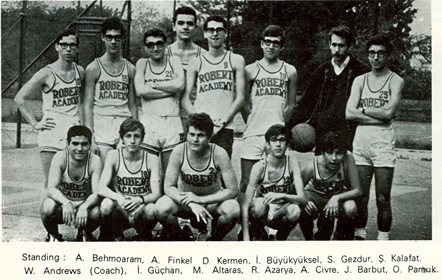 Robert Koleji basketbol takımında Orhan Pamuk'la birlikte