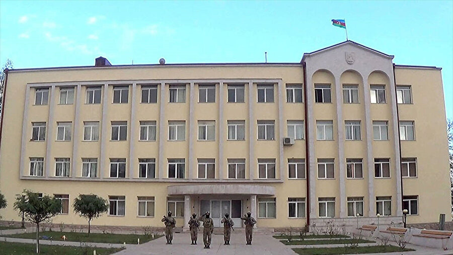 Şuşa'da Azerbaycan bayrağı dalgalanırken