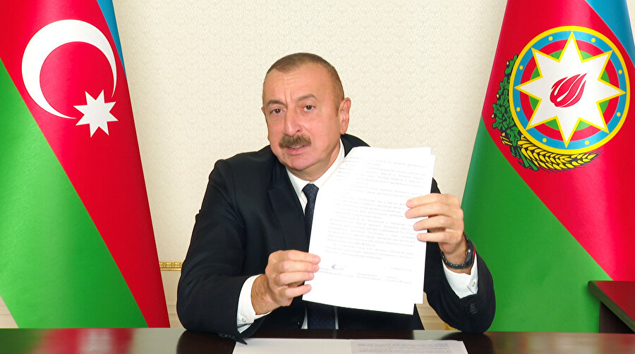 Azerbaycan, Ermenistan ve Rusya arasında ortak bildirinin imzalandığını belirten Aliyev, bildirinin maddelerini okudu.