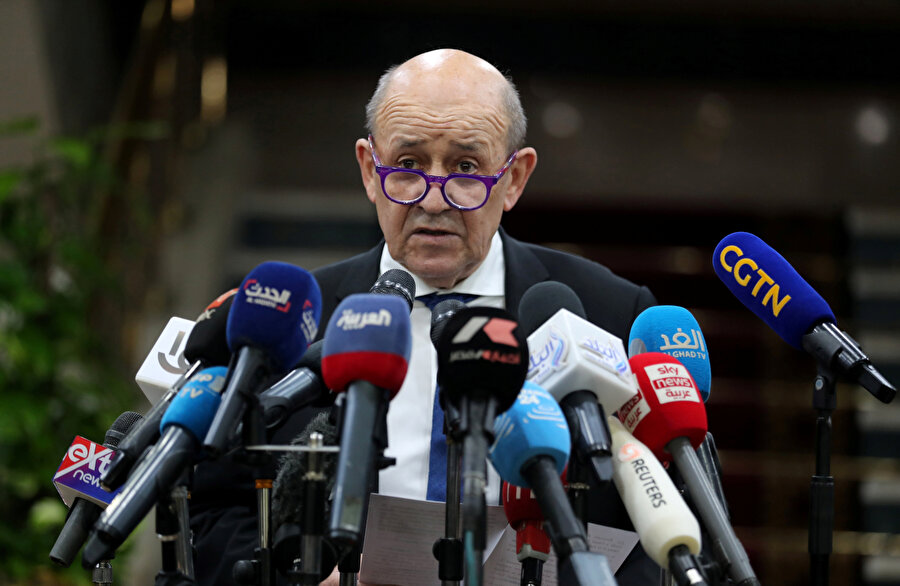 Le Drian, Hazreti Muhammed'e yönelik hakaret içerikli karikatürler nedeniyle Fransa'ya karşı başlatılan boykot kampanyasını kınadıklarını ifade etti.