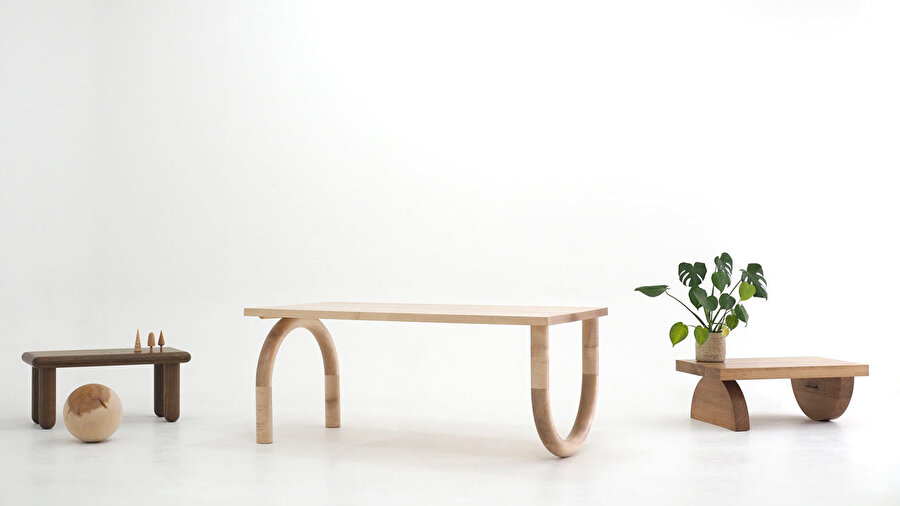 Tipografiden esinlenen modern ahşap masalar