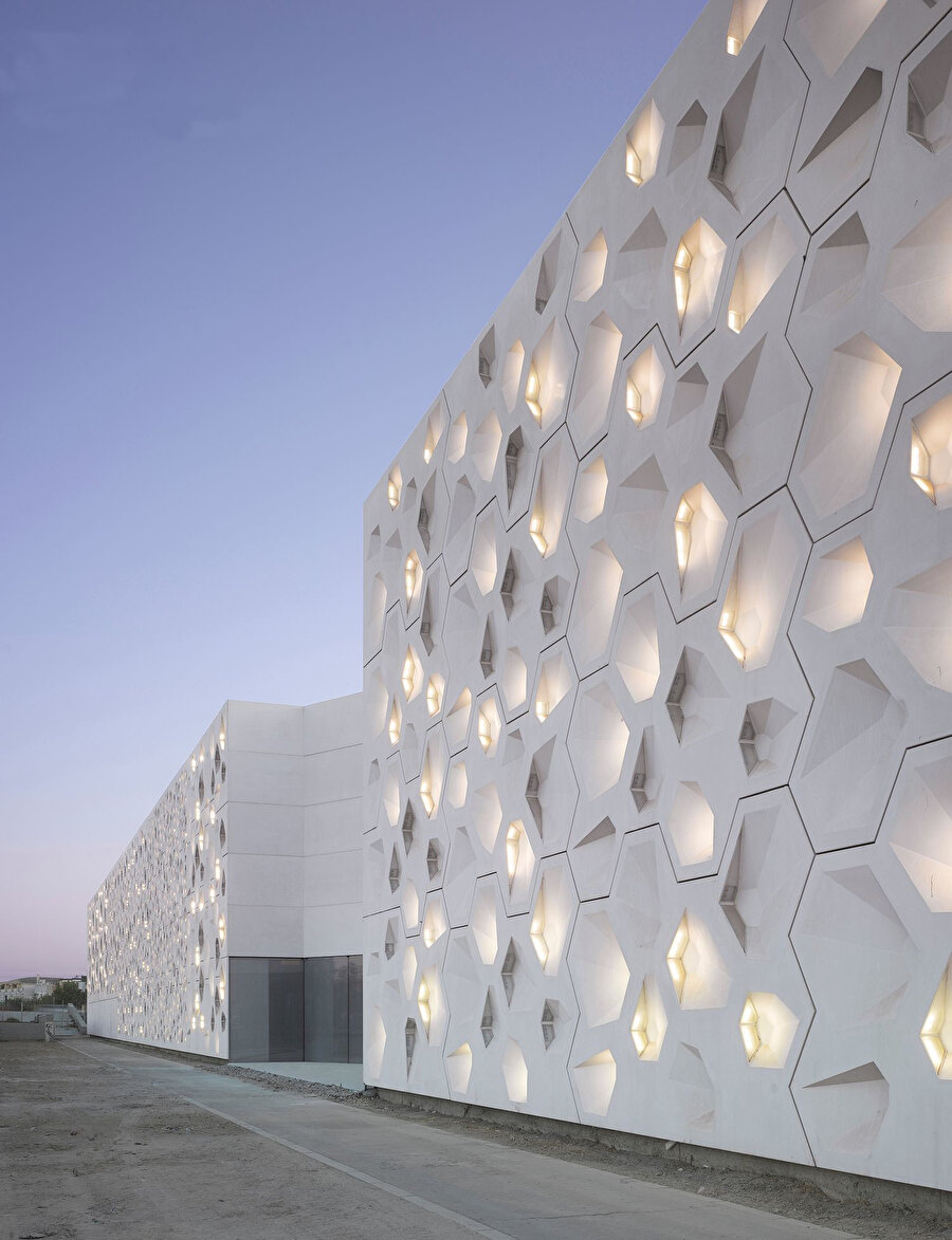 Geometrik şekillerden oluşan cephe ve programlanabilir led aydınlatma.