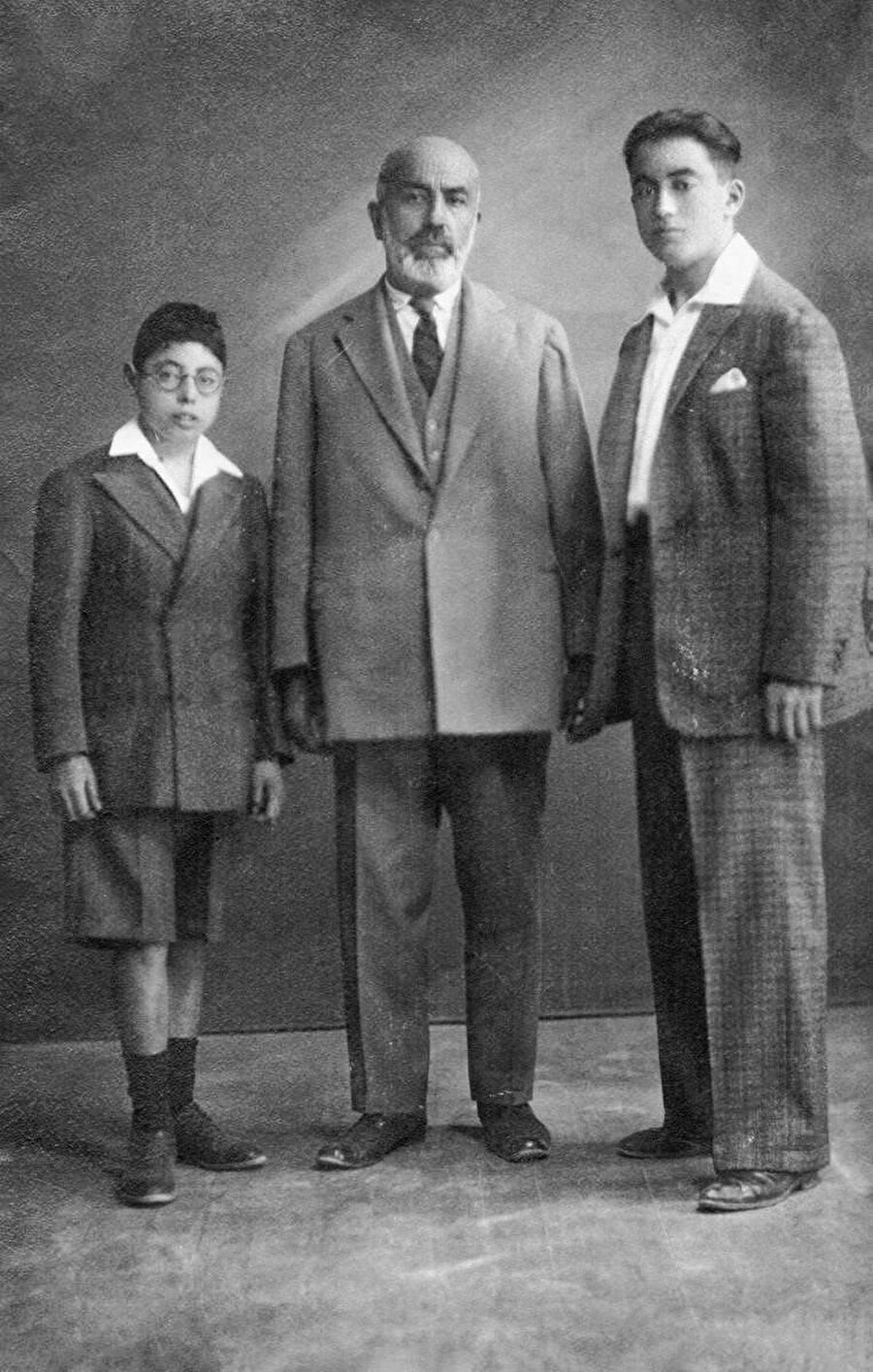 Mehmet Akif, oğullarıyla birlikte