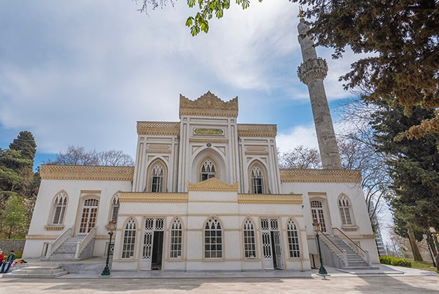 Yıldız Hamidiye Camii, II. Abdülhamid tarafından 1885-1886 yılları arasında yaptırılmıştır. Gerek kitlesi ve plan şeması, gerekse dekorasyonu ile son dönem Osmanlı mimarisinin en tipik örneklerindendir.