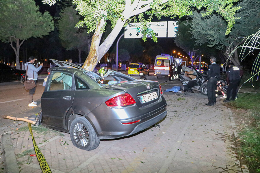 Ağaca çarparak ortadan ikiye ayrılan otomobil