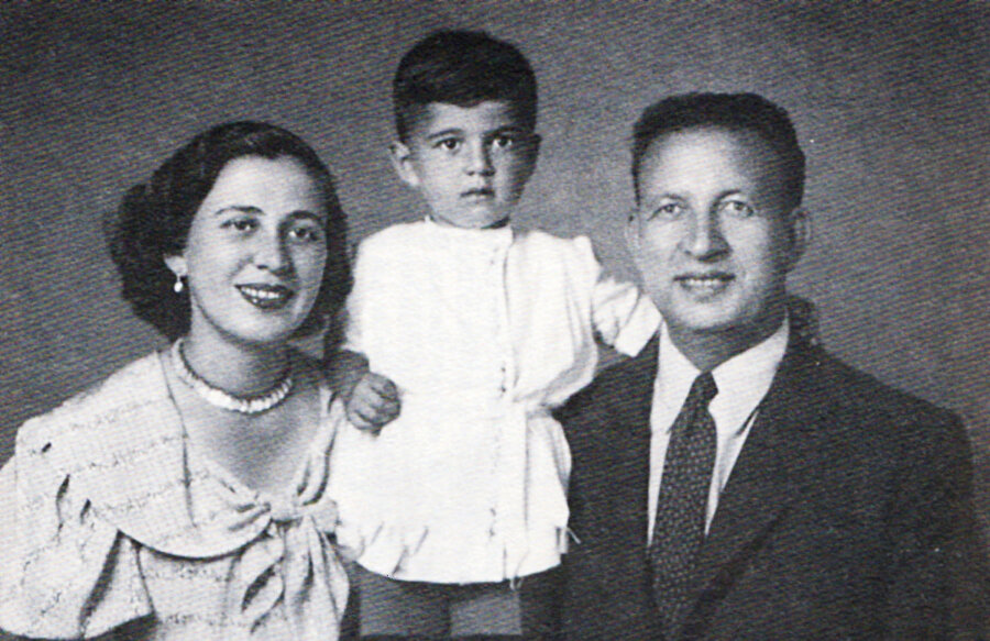 Ahmet Mesut Yılmaz annesi Güzide ve babası Hasan Yılmaz ile birlikte