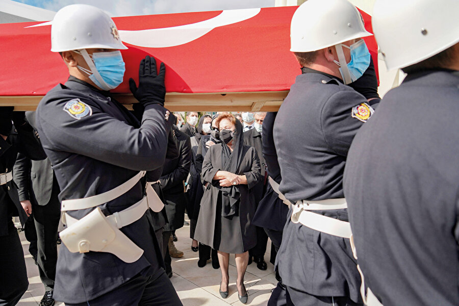 Türkiye’nin en karanlık dönemlerinden birinde görev alan Yılmaz’ın ailesindeki karışıklık, Cumhuriyet devrindeki pek çok idareciden pek de farklı değil. 