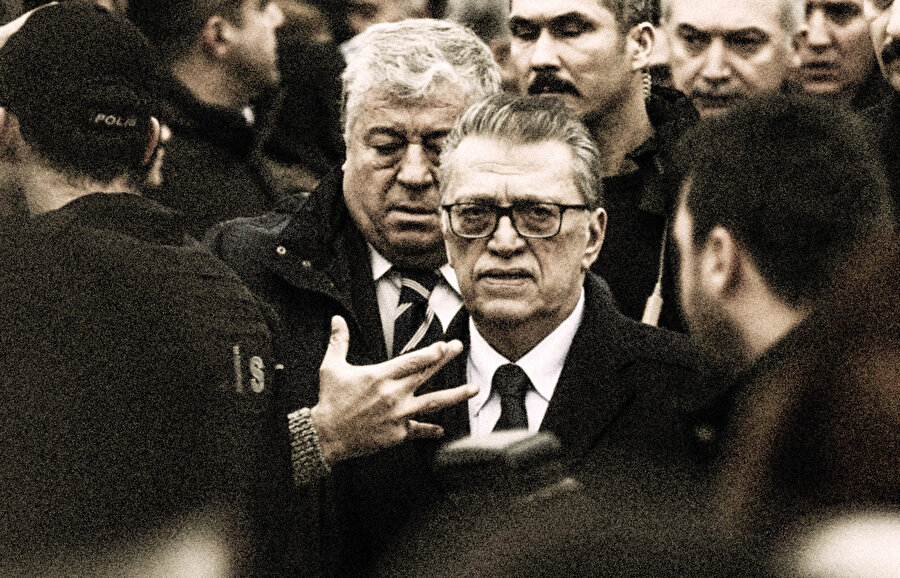 Yılmaz, 28 Şubat’ın en hareketli günlerinde “siyasi hayatıma mâl olsa da bu kanunu çıkartacağım” diyordu. Dediği kanun, İmam Hatipler ve Kur’an Kurslarının kapatılmasıyla ilgiliydi. Bununla kalmayıp, bizim gibi İmam Hatiplilere TBMM kürsüsünden “yarasa” diye hakaret ediyordu. Onun hakkında davalar açmış ve devrin hâkimleri onu haklı bulduğu için bu hakaret yetmezmiş gibi bir de dava masrafları ve Yılmaz’ın avukatının ücretini ödemek kalmıştı bize.