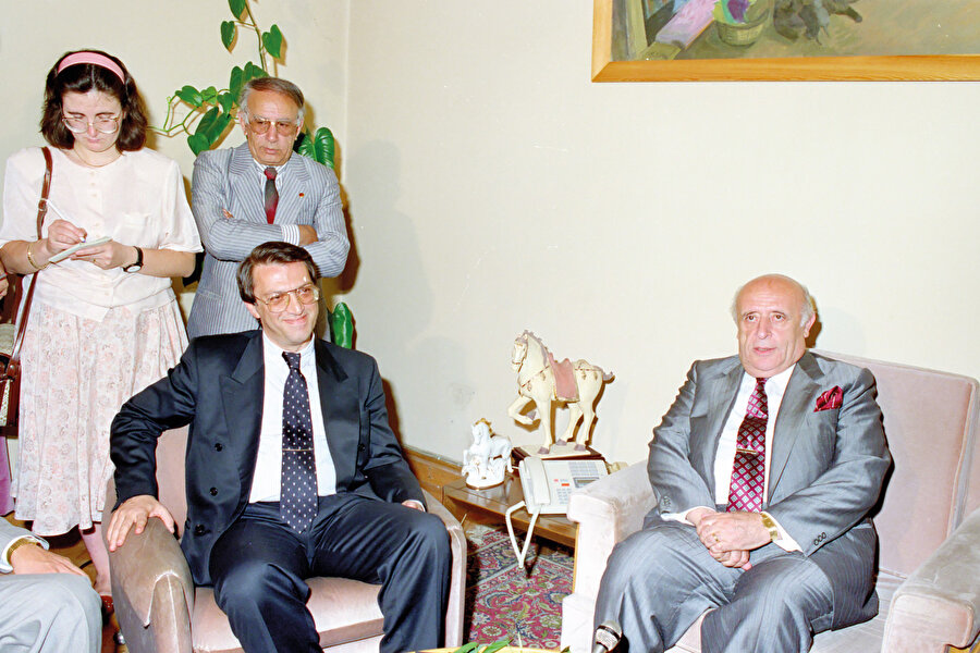 Yalan ve çarpıtmalarla ipleri germek ve darbeyi derinleştirmek özel bir karakter gerektiriyordu. Mağdurlara “Yarasa” demenin özel bir kin gerektirmesi gibi. “Siyasî hayatıma mâl olsa bile Kur’an Kurslarını ve imam-hatipleri kapatacağım” demek de öyle.