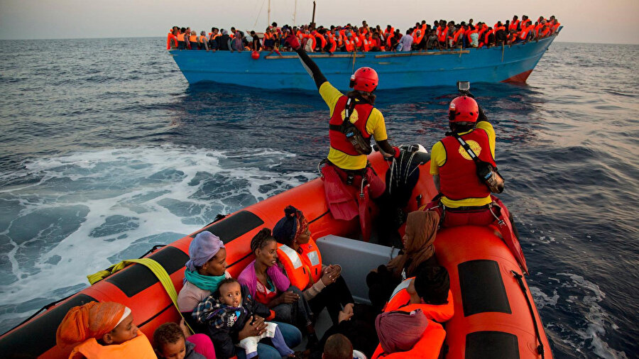 Open Arms'a bağlı gemi, üç operasyonda kurtardığı 259 düzensiz göçmenle güvenli bir liman bulmak için Orta Akdeniz'de seyrediyor.