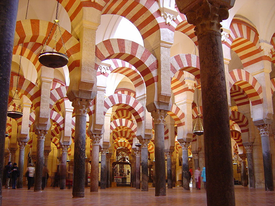 Kurtuba Camii'nin insana sonsuzluk hissi veren çift kemerli sütunları...