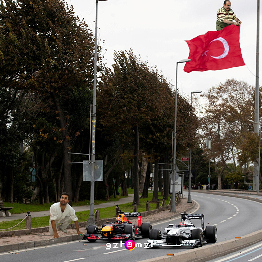 Hem yerleri temizledik hem bayrağı astık. Her şey hazır​