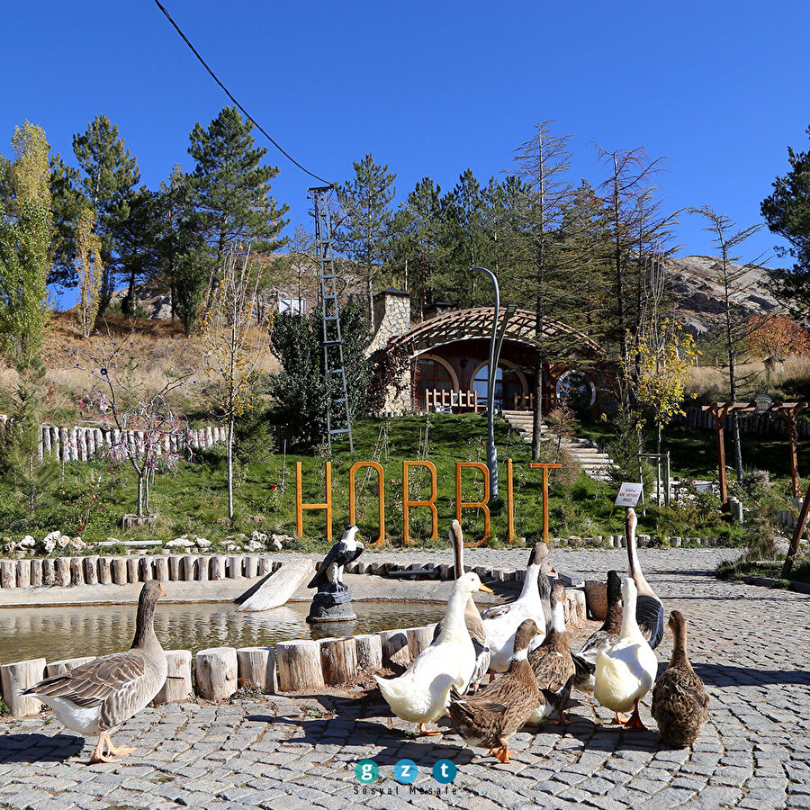 Sivas'ın "Hobbit evleri"nde sonbahar güzelliği