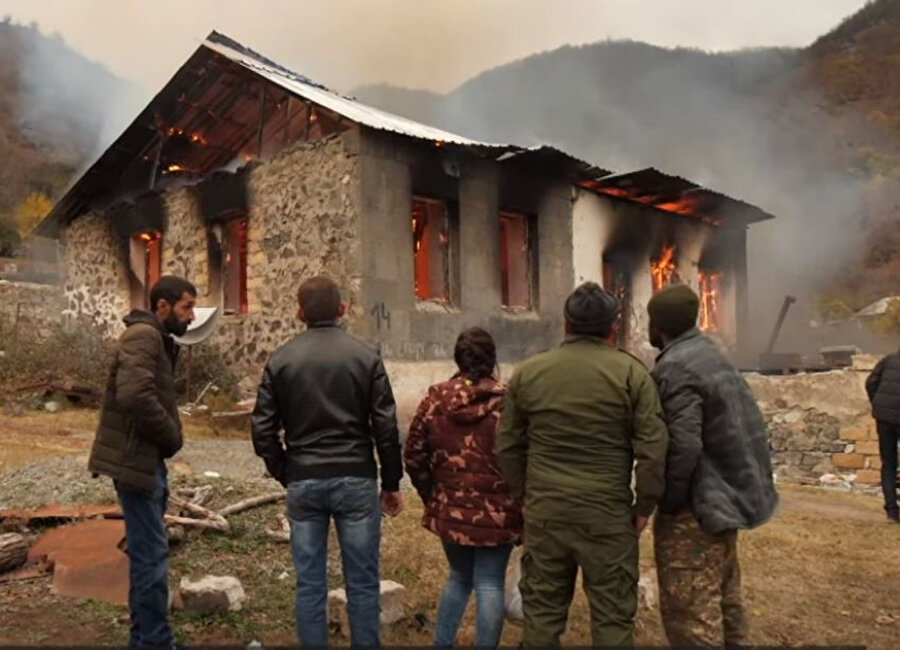 Görüntülerde sadece evlerin değil, okul binaları ve ağaçların da yakılması yer alıyor.