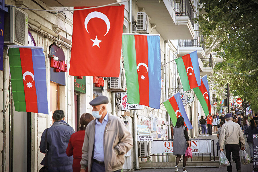 Türk bayrağının Azerbaycan’ın her yerinde olması tabii bir hâdise. Türkiye’ye giderseniz orada da her yerde Azerbaycan bayrakları göreceksiniz.”